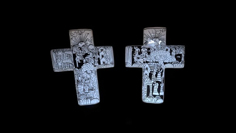 Cruces de barro artesanales