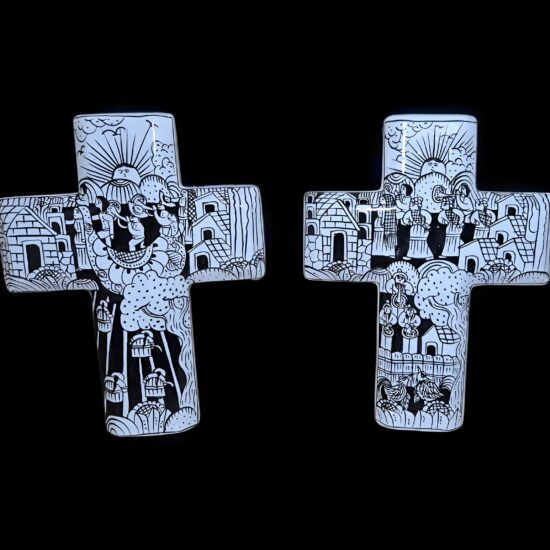 Cruces de barro artesanales
