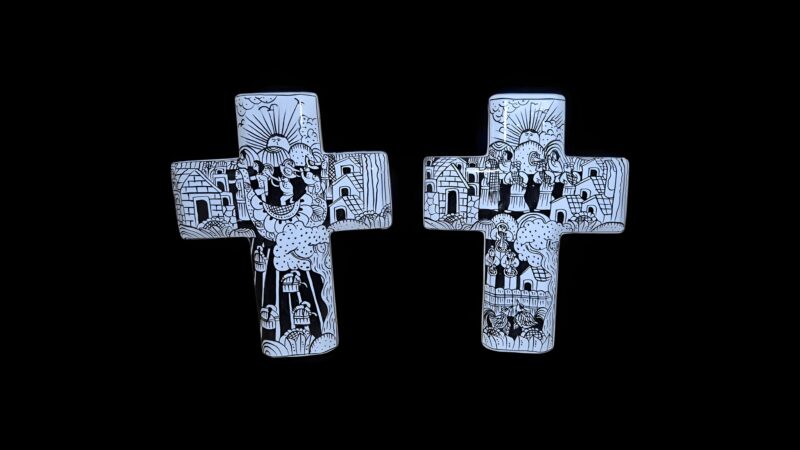 Cruces de barro artesanales