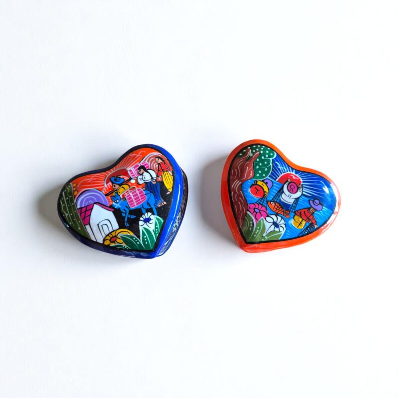Detalle de pintado manual en joyeros mexicanos únicos - iconografía prehispánica en barro artesanal