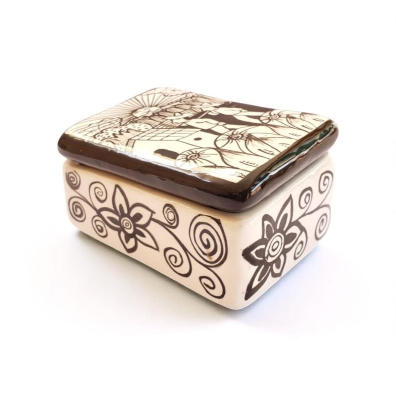 Alhajero de barro artesanal mexicano con diseños prehispánicos, abierto mostrando compartimentos para joyas