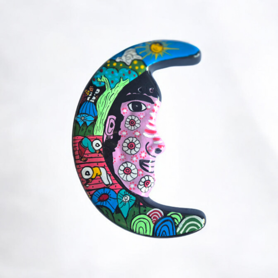 Lunas de barro artesanales colgadas en pared decorativa