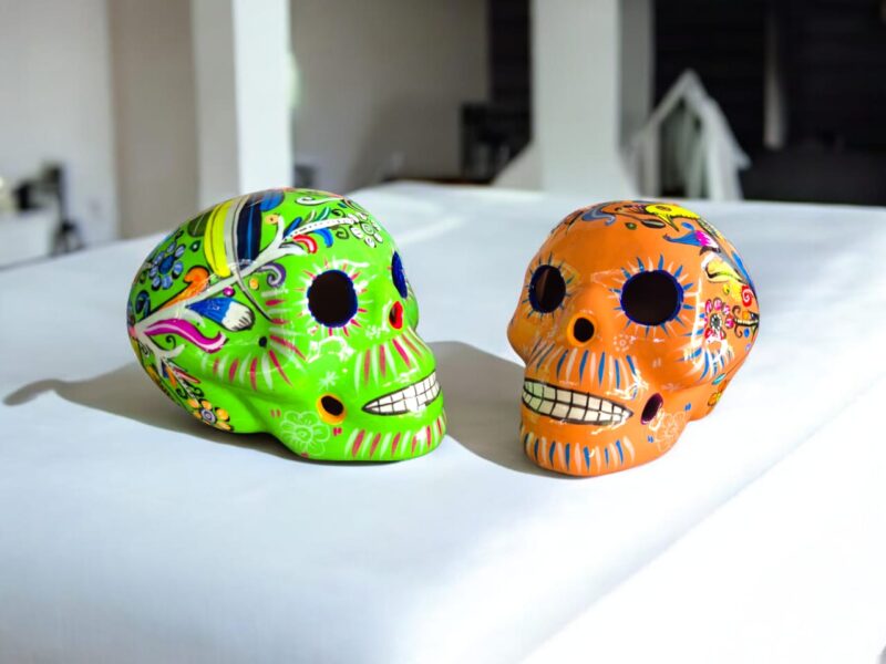 Calaveras de barro pintadas