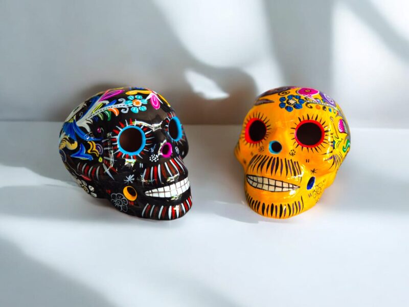 Calaveras de barro pintadas