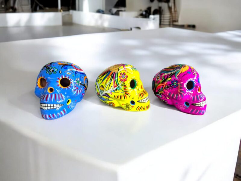 Calaveras de barro pintadas