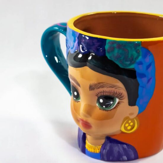 Taza de barro pintada a mano con rostro de Frida Kahlo – Artesanía de Xalitla