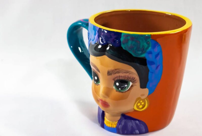 Taza de barro pintada a mano con rostro de Frida Kahlo – Artesanía de Xalitla