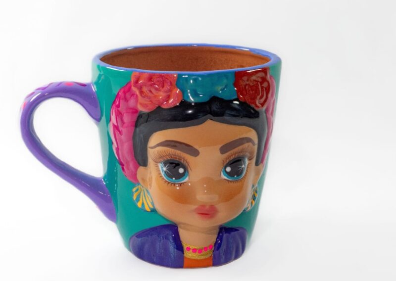 Proceso de pintura a mano de taza de barro con diseño Frida Kahlo – Xalitla, Guerrero