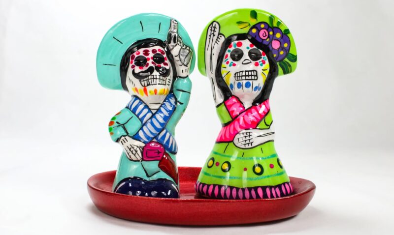 Saleros de barro pintados a mano por artesanos mexicanos