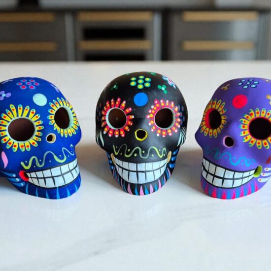 calaveras de barro decoradas